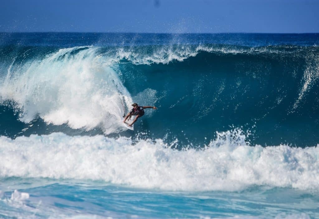 immagine uomo nel surf cavalca onda